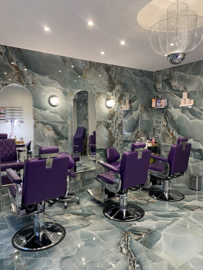 salon esthétique, salon de beauté dans le 17ème arrondissement de paris station Pereire avec des murs en marbre et fauteuil violet