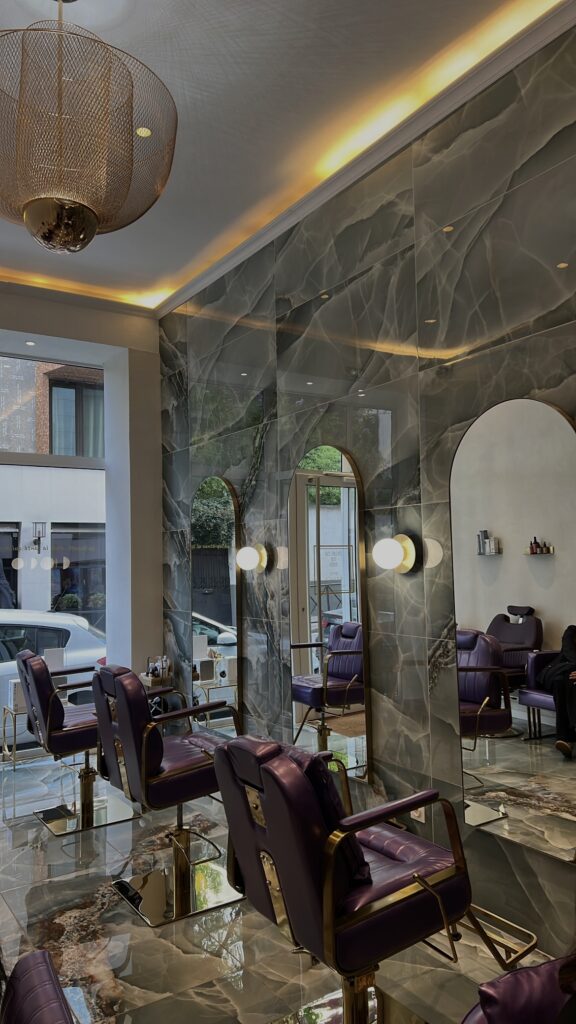 salon esthétique, salon de beauté dans le 16ème arrondissement de paris à coté de la station de métro de Passy avec des murs en marbre